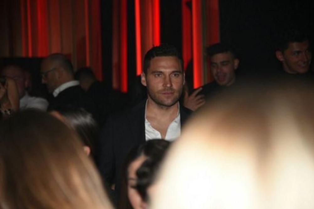 TOŠIĆA BRIGA ZA NEPRIJATELJE BIVŠE! Prvo promocija SATANE i osuda Srbina, a sad se DRUŽE - prizor na stolu je ŠOK!