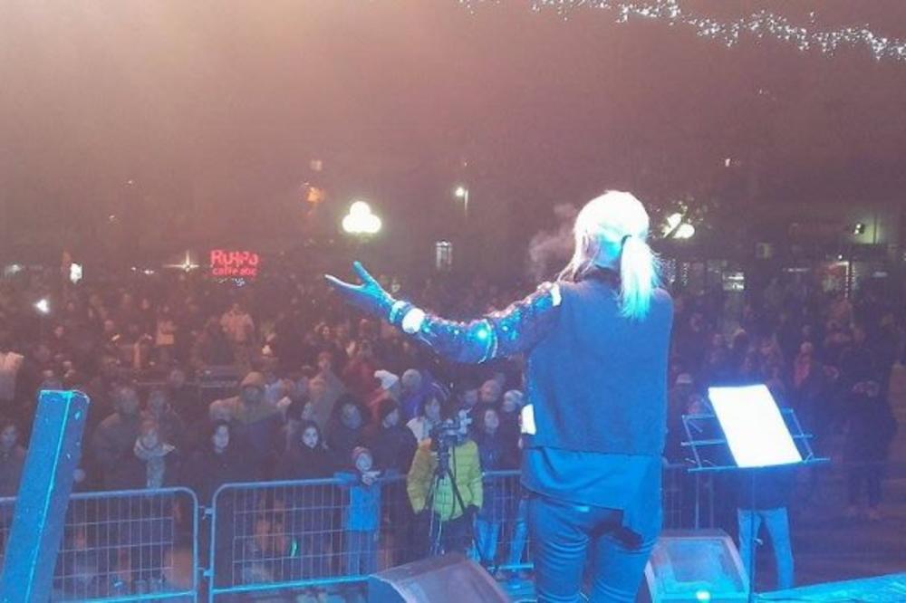 Najskuplji doček u Srbiji: Leskovac pukao 1,8 miliona  dinara za Cakanu, a niko nije došao na proslavu! (FOTO)