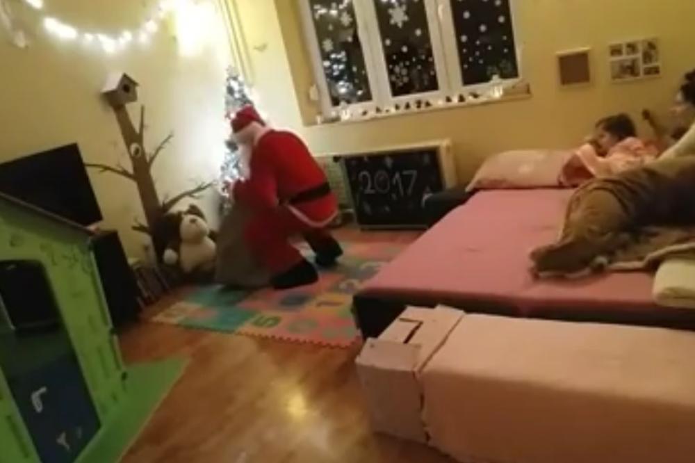 PRESLATKO: Mala Beograđanka zatekla Deda Mraza kod svoje jelke, a njena reakcija će vas raznežiti! (VIDEO)