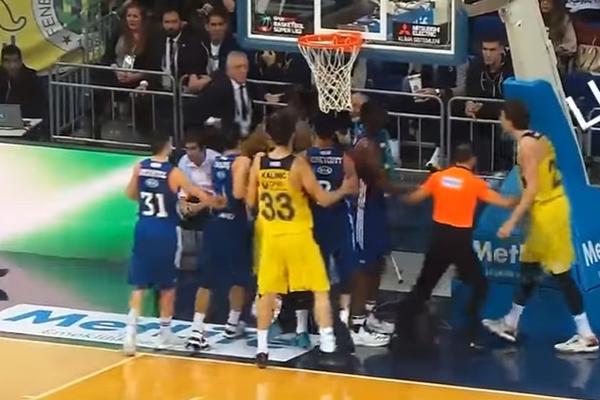 Veseli u klinču sa gromadom iz Efesa, Bogdan mrtav 'ladan gleda, a Kalinić odmah pritrčao! (VIDEO)