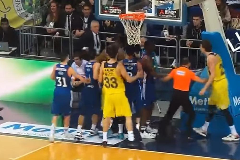 Veseli u klinču sa gromadom iz Efesa, Bogdan mrtav 'ladan gleda, a Kalinić odmah pritrčao! (VIDEO)