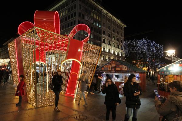 MISTERIJA JE KAD ĆE BEOGRAD ZASIJATI! Kićenje grada i novogodišnja rasveta još NEIZVESNI