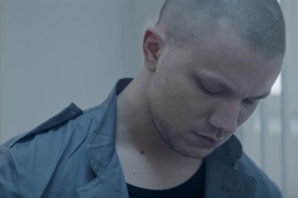 ŠTA MU SE DOGODILO?! Relja Popović objavio GOLIŠAVU FOTKU, a svi su primetili OGROMAN OŽILJAK na njegovom stomaku (FOTO)