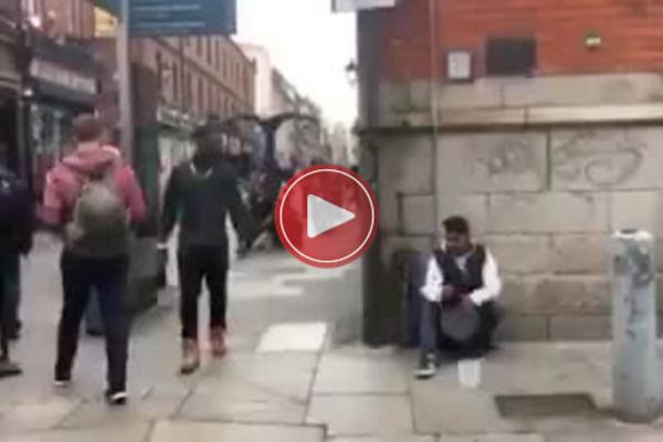 LUPAO JE BUBNJEVE NA GRADSKOM TRGU: A onda mu je prišao ovaj crnac... (VIDEO)