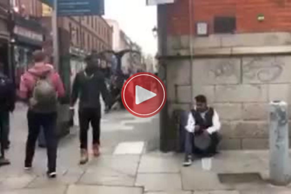 LUPAO JE BUBNJEVE NA GRADSKOM TRGU: A onda mu je prišao ovaj crnac... (VIDEO)