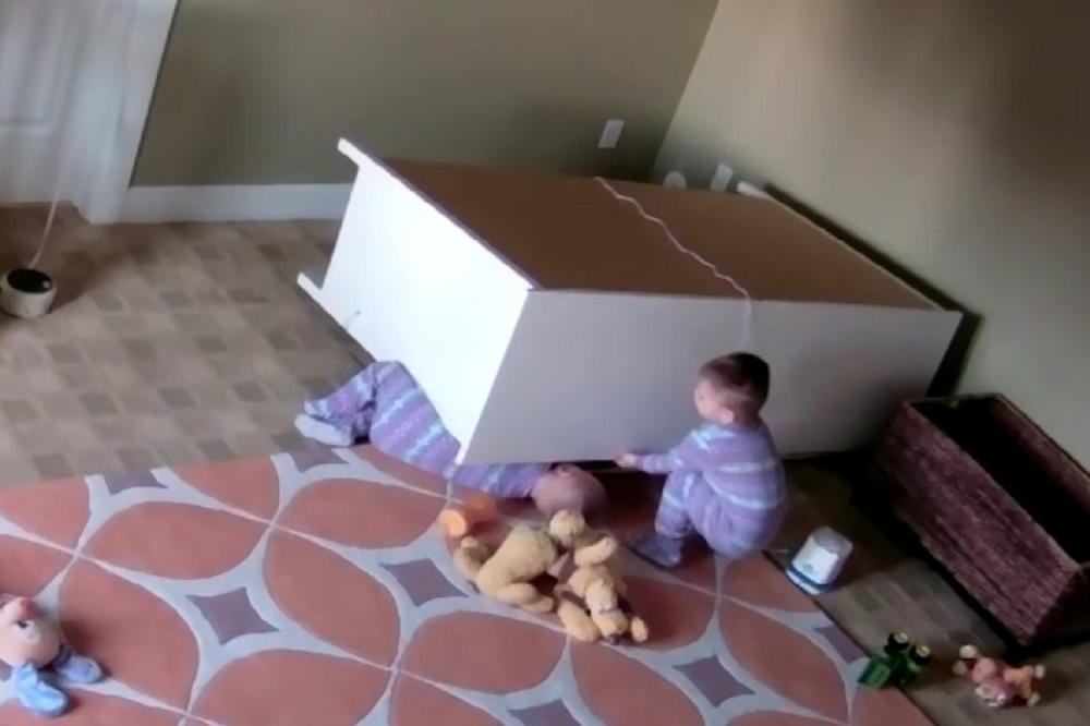 NOVOGODIŠNJE ČUDO: Dečak (2) dobio NADLJUDSKU SNAGU i spasio brata! (FOTO) (VIDEO)