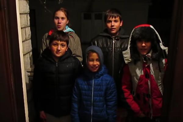 Ja sam mali korinđaš, daj mi gazda šta imaš! Ovi mališani će možda večeras zakucati i na vaša vrata! (VIDEO)