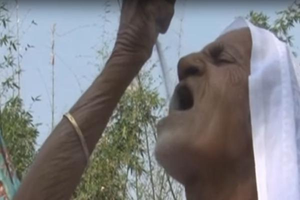 NAVUKLA SE: Već 60 godina JEDE 2 kilograma PESKA DNEVNO! (FOTO) (VIDEO)