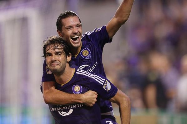 OKO SOKOLOVO NE VIDI DOBRO! Kaka se našalio sa bivšim saigračem, pa zbog video tehnologije dobio crveni karton! (VIDEO)