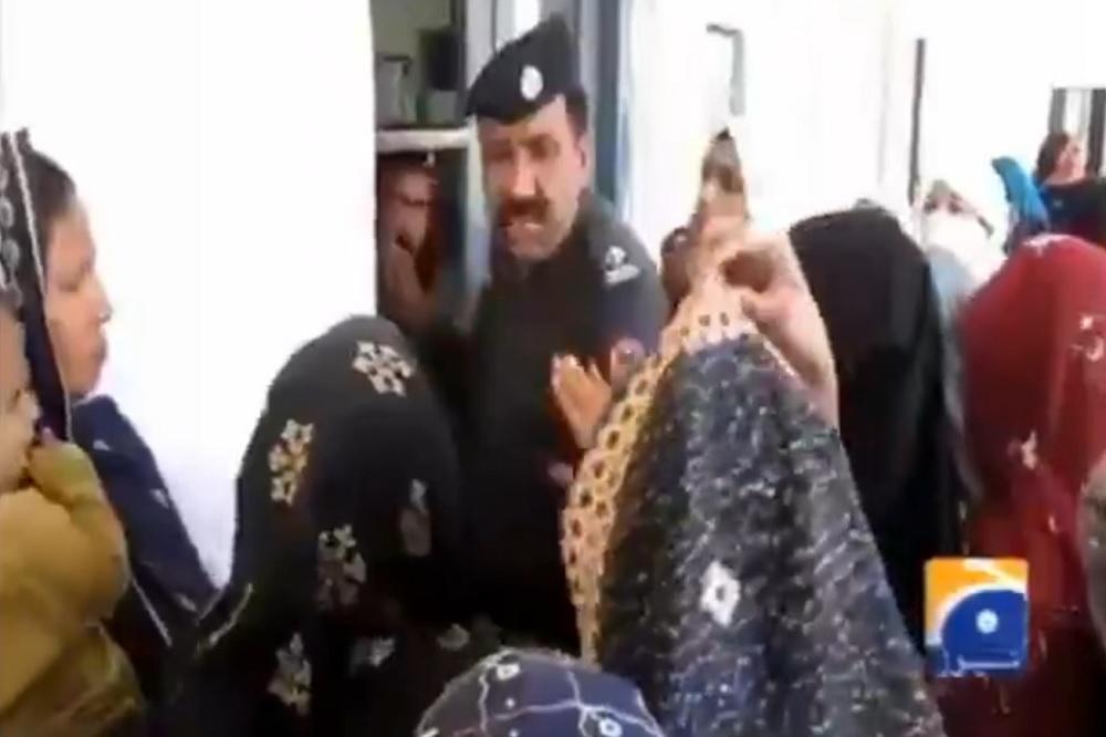 OŠAMARILA JE BRKATOG POLICAJCA: A pola sekunde posle toga poželela je da nije (VIDEO)