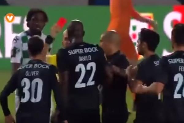 Sudija se sam zakucao u fudbalera, pa mu onda dao crveni karton za to! (VIDEO)