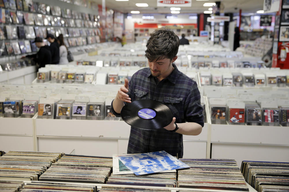 Vinil NIKAD TRAŽENIJI: 2016. prodato najviše ploča u poslednjih 25 godina!