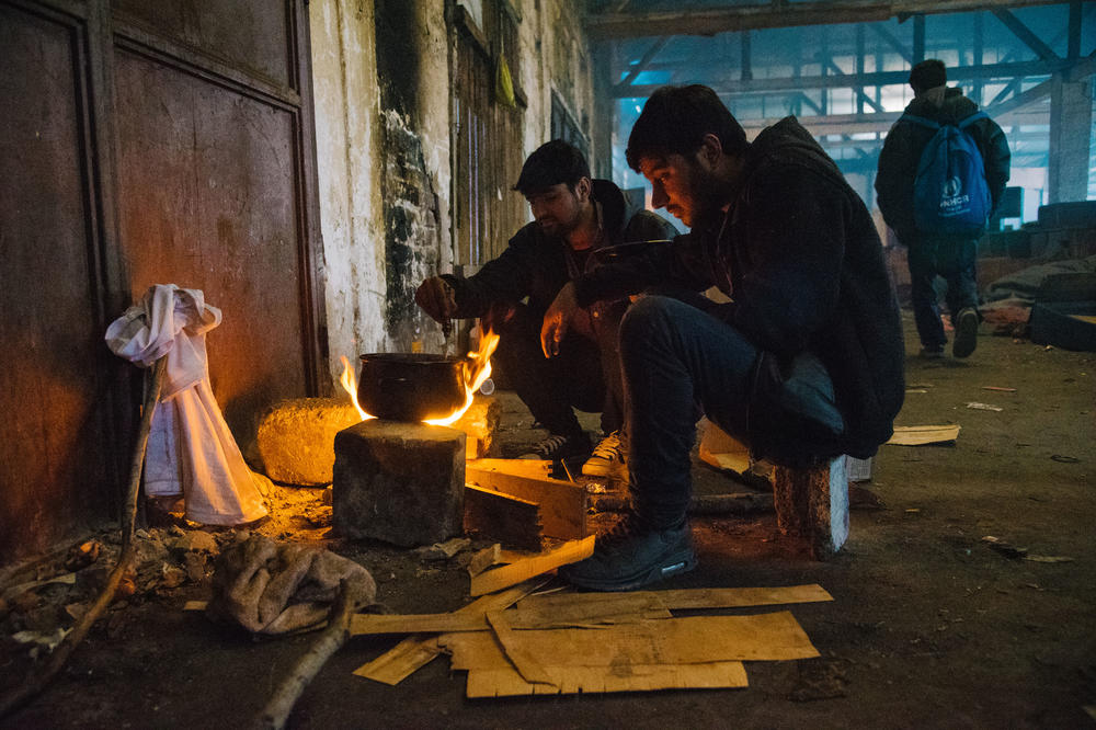 Migranti neće u kampove ni po ovom mrazu! Ostaju na hladnom BG asfaltu i na debelom minusu!