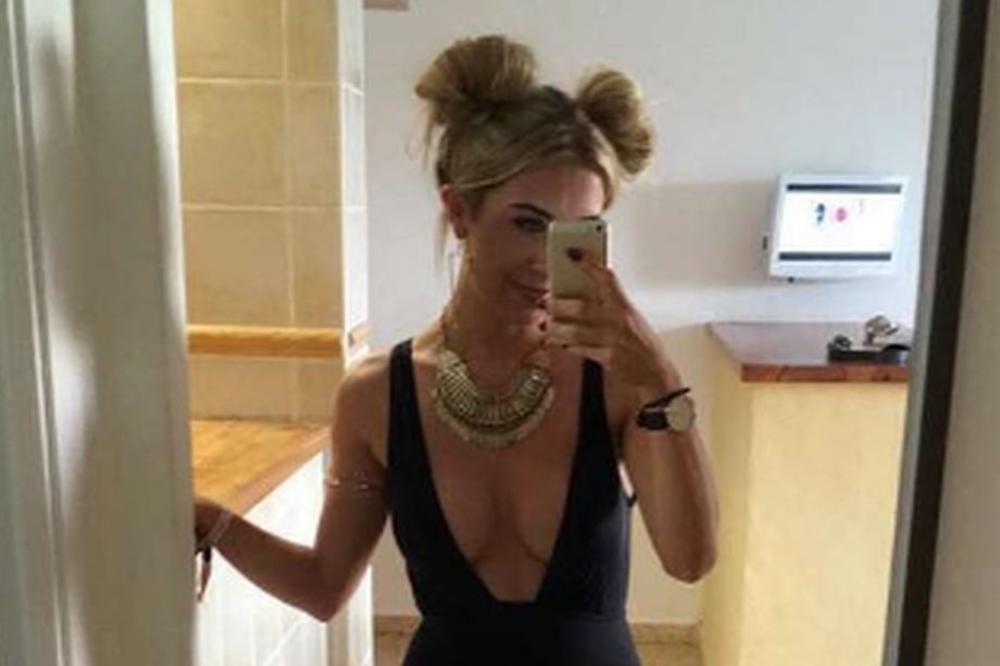 Oženjeni igrač engleskog kluba startovao vrelu plavušu, a njen odgovor ga je zakopao za sva vremena! (FOTO)