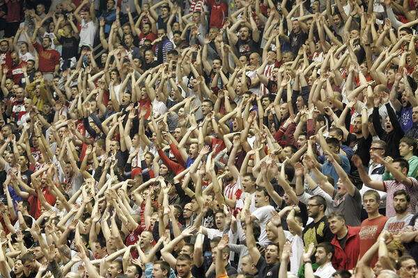 Ceo Pionir se slatko nasmejao... Da li je ovo NAJLUĐI transparent ikada? (FOTO)