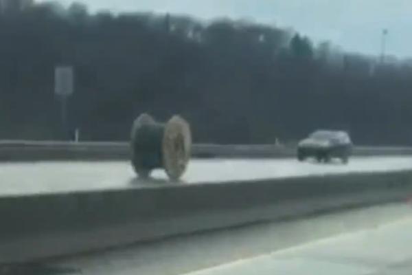 VOZAČI NISU MOGLI DA VERUJU SVOJIM OČIMA: Džinovski kalem sa žicom napravio HAOS na autoputu! (VIDEO)