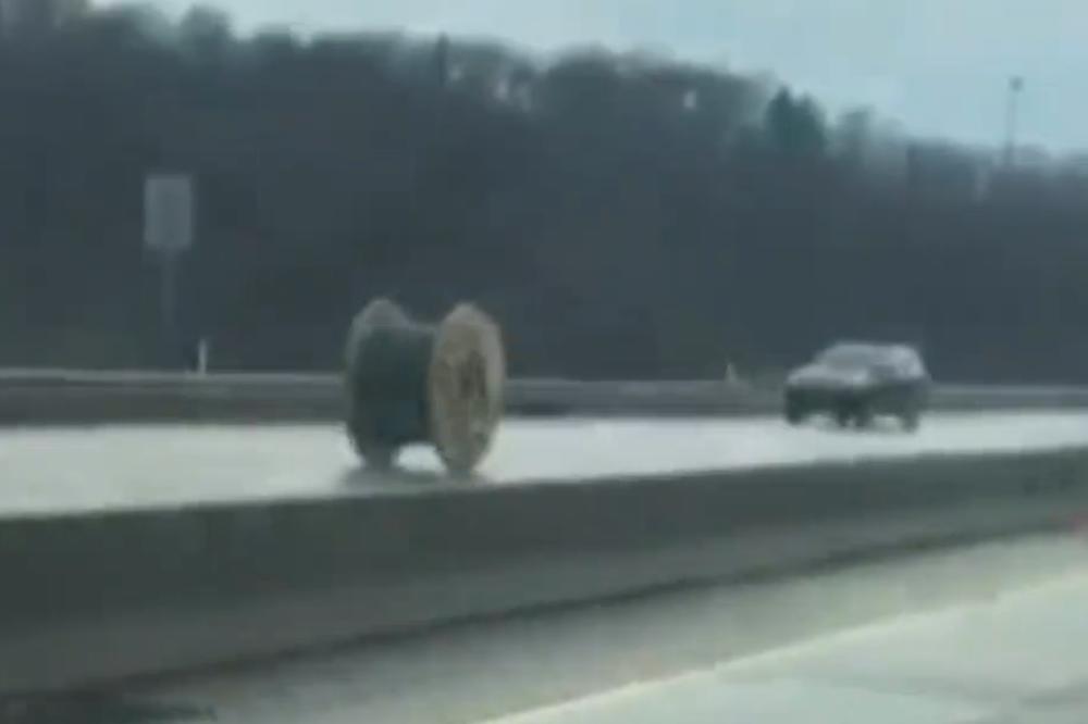 VOZAČI NISU MOGLI DA VERUJU SVOJIM OČIMA: Džinovski kalem sa žicom napravio HAOS na autoputu! (VIDEO)