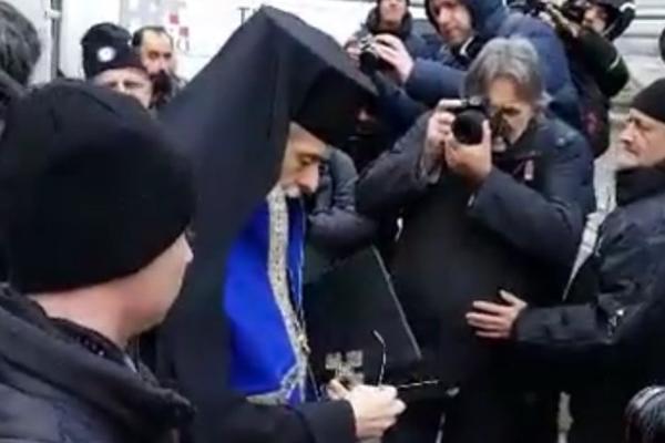 USTAŠE SE POVAMPIRILE NA BADNJI DAN: Zovu na oružje pred SRPSKOM CRKVOM! (VIDEO)