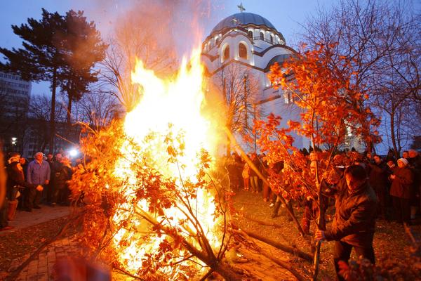 Česnica se NE LOMI za Badnje veče: Naš POP objašnjava kako treba proslaviti BADNJI DAN