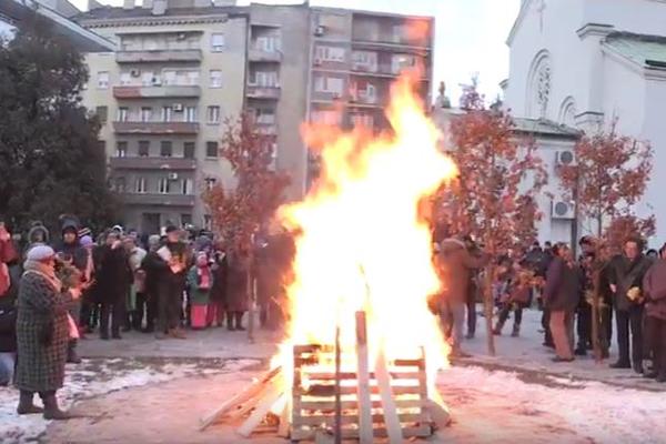 Završeno paljenje badnjaka ispred HRAMA SVETOG SAVE! (VIDEO)