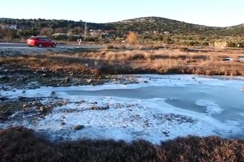 Hrvatska i Hrvati u šoku!  ZALEDILO SE MORE kod Šibenika! (FOTO) (VIDEO)