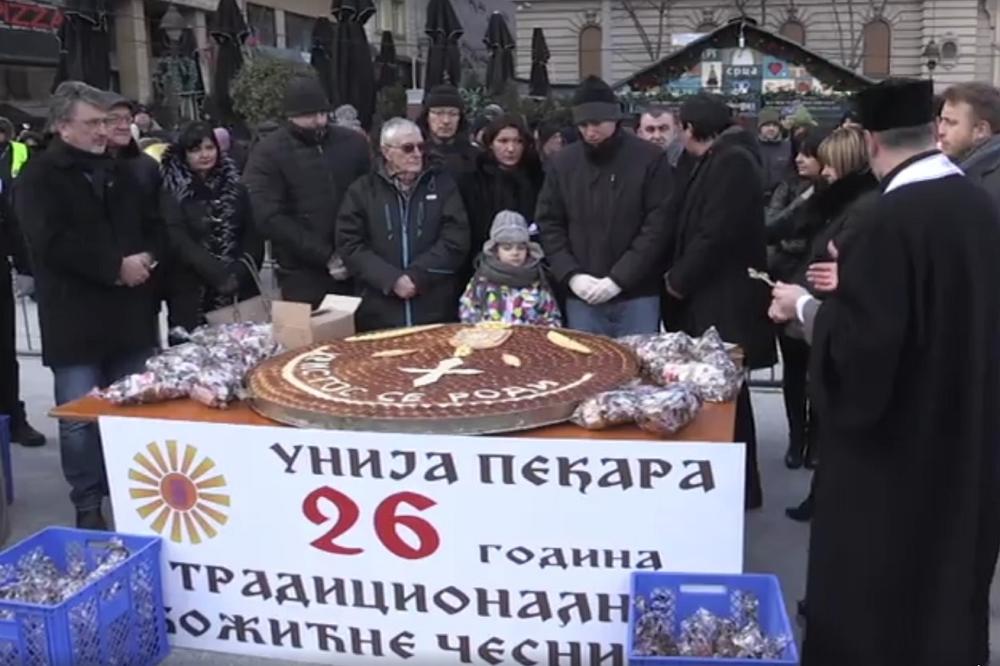 BITKA ZA ZLATNIKE: Tradicionalno lomljenje božićne česnice na Trgu: Dunja izvukla zlatnik! (VIDEO)