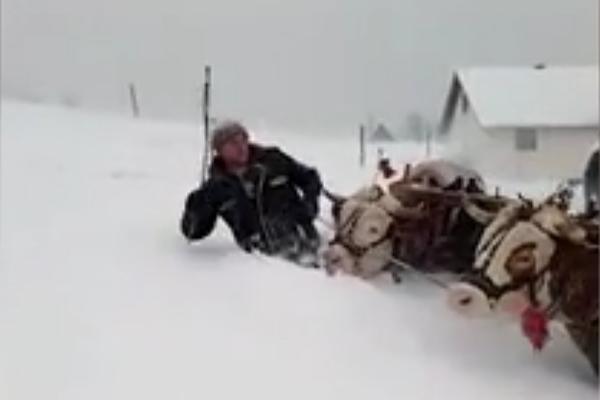 SRBIJA POD LEDOM Gorštak iz Raške: U Novoj Varoši je -22, ali to ove hrabre momke ne sprečava da krče zavejan put (VIDEO)