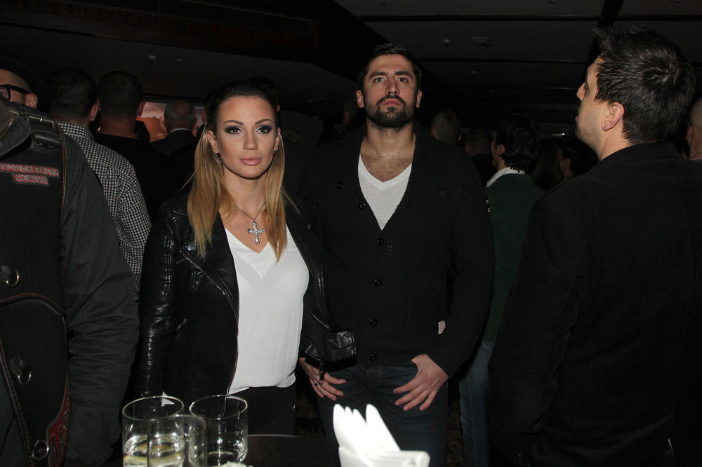 NIJE SE SKUPIO NA HLADNOĆI Rađen se skinuo GO na -20: Dame, mrzećete Anu i izgorećete na minisu posle ove fotke! (FOTO)