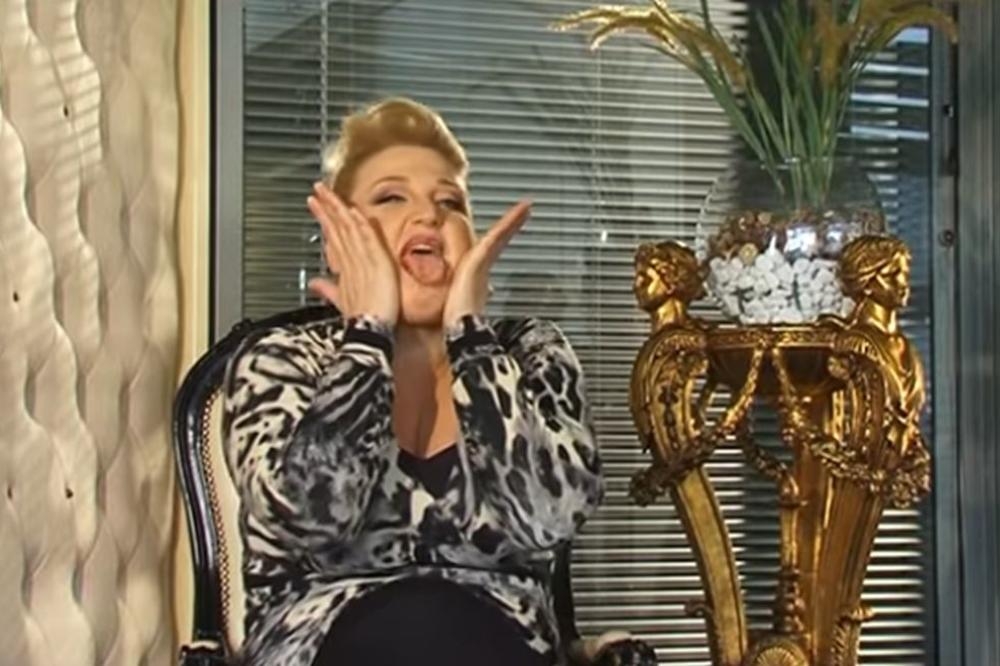 KAO LUDA NASTA! SRPSKA GLUMICA SA PEŠKIROM NA GLAVI U SUPERMARKETU: Ljudi u ŠOKU, da li je REALNA?