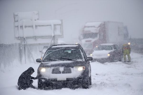 VANREDNO STANJE I U AMERICI: Rafovi prazni, snežna oluja zakovala severoistok SAD! (FOTO)