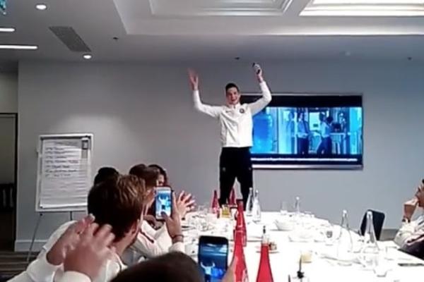 Tako to ide u Parizu! Da bi postao deo tima moraš da se izblamiraš pred svima! (VIDEO)