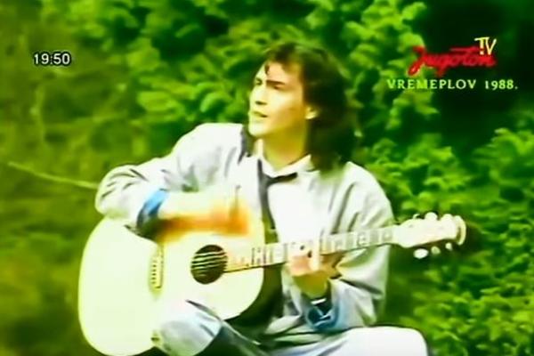 Bio je NAJPOŽELJNIJI pevač BIVŠE JUGE, oženio je 30 godina MLAĐU, a sada PRATI samo jednu ŽENU ! (FOTO)