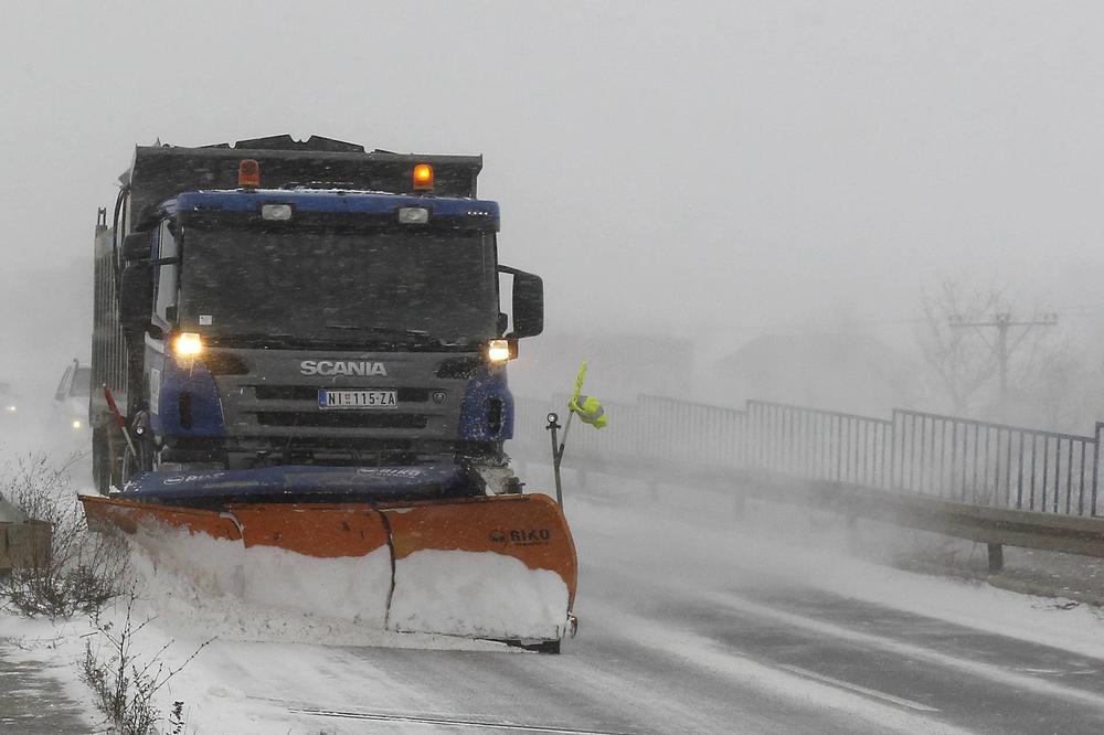 NANOSI SNEGA I OLUJA PRIZEMLJILI AVIONE U SAD I KANADI: Otkazano ili odloženo više od 4.200 letova!