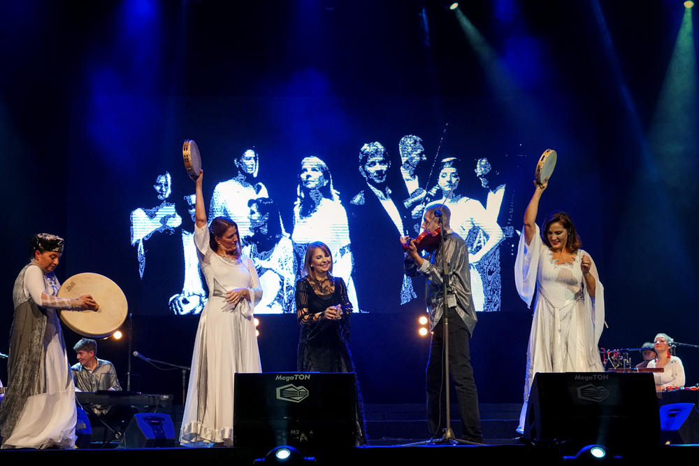 NAŠA POZNATA PEVAČICA DOBILA OPAKI VIRUS, A NIJE KORONA: Redak je i može da OZBILJNO naruši zdravlje!