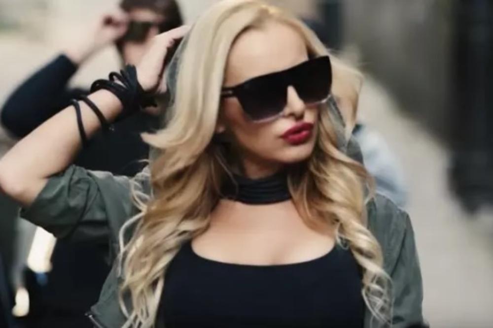 PEVAČICA ODLEPILA JER SU JE POBRKALI SA NJOM: Kažu treći talas korone udara na oči i uši! Evo ga! Udario!