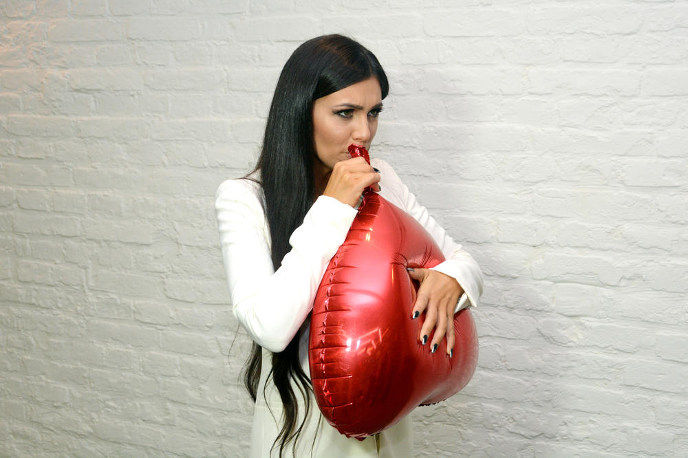 ZAMALO DA SE SRUŠI USRED SNIMANJA Stanija se naduvala ko luda, pa krenula da peva, a onda joj NAGLO POZLILO! (VIDEO)