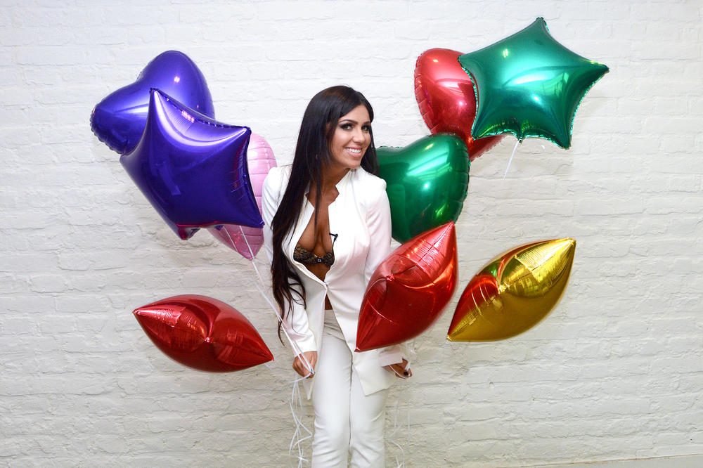 DOK SE ZADRUGARI KOLJU, ONA UŽIVA! Stanija otkrila kako provodi vreme u Americi (VIDEO)