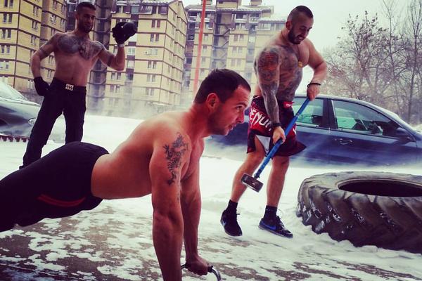 NAJJAČI SRBIN IZDOMINIRAO NA BADNJE VEČE: Na -15 izašao napolje BEZ MAJICE i radio sklekove na snegu! (VAISTINU VIDEO)