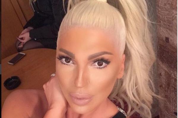 ŠTO SU STARIJE SVE VIŠE LIČE JK uči ćerkice kako da se puće, a ishod - ŠOOOK! Iste su MAJKA! (FOTO)