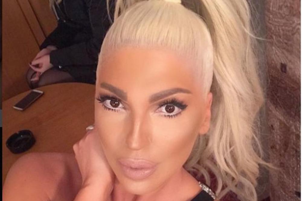 ŠTO SU STARIJE SVE VIŠE LIČE JK uči ćerkice kako da se puće, a ishod - ŠOOOK! Iste su MAJKA! (FOTO)