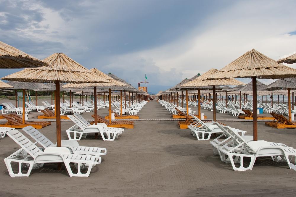 SRBE PODELILA PESMA KOJA JE POČELA DA SE ORI CRNOGORSKOM PLAŽOM: Neki zgranuti, drugi oduševljeni (VIDEO)