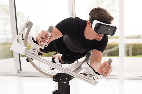 DAJE VAM KRILA: Kontroler + sprava za vežbanje = LJUDI KOJI LETE! (VIDEO)