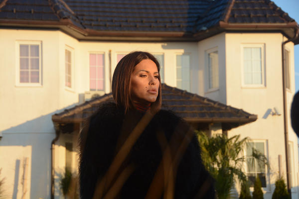 SEKA SPREMA NEŠTO OPASNO DOBRO! Bela košulja i zavodljiv pogled će vas ostaviti bez daha (FOTO)