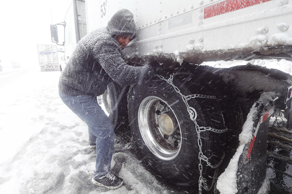 SNEG DO 5 CENTIMETARA NA NEKOLIKO DEONICA: Iz "Puteva Srbije" uputili VAŽAN APEL!