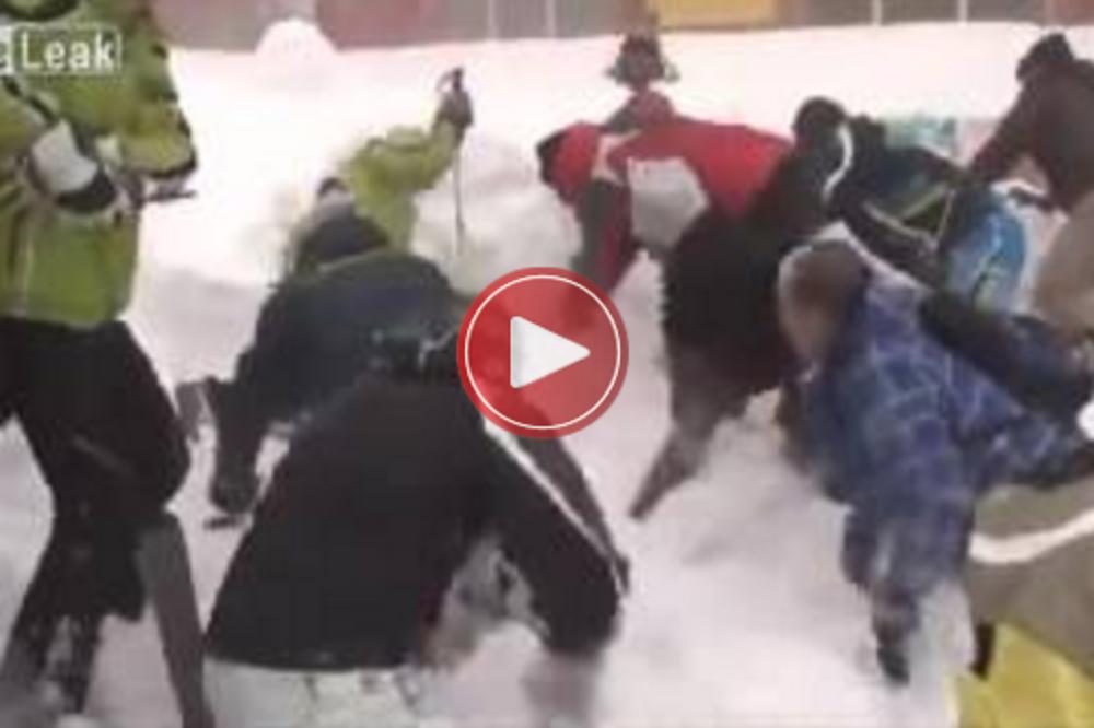 OVO JE NAJHLADNIJI ČOVEK NA SVETU: Lavina zatrpala turiste, menadžer ih potpuno ISKULIRAO! (VIDEO)