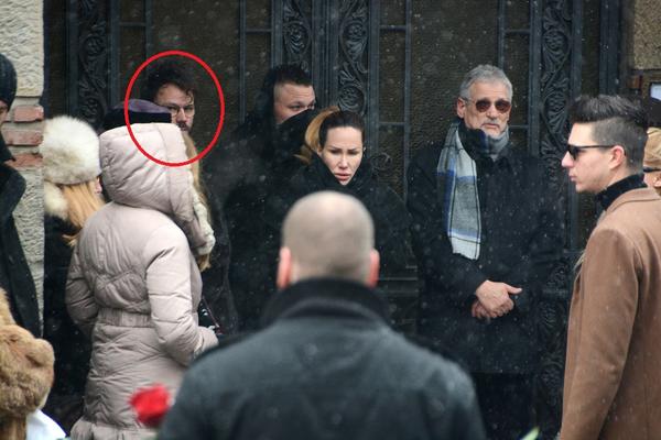 KAO BLIZANCI Prva javna fotka: Na sahrani Reljine majke pojavio se i njegov stariji brat koga niko nikad nije video!  (FOTO)