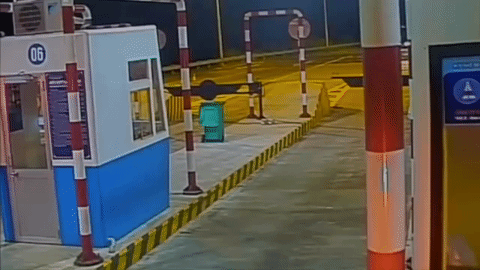 Nije hteo da plati putarinu i KARMA GA JE STIGLA ISTOG MOMENTA (VIDEO)