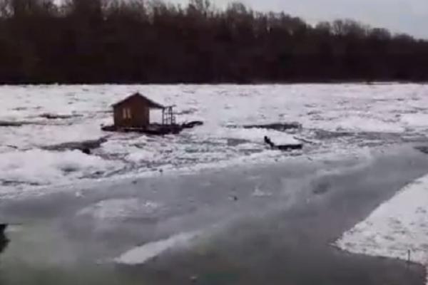 OVA KUĆA PLOVI PREMA SRBIJI: Neverovatna scena na zaleđenoj reci u Hrvatskoj (VIDEO)