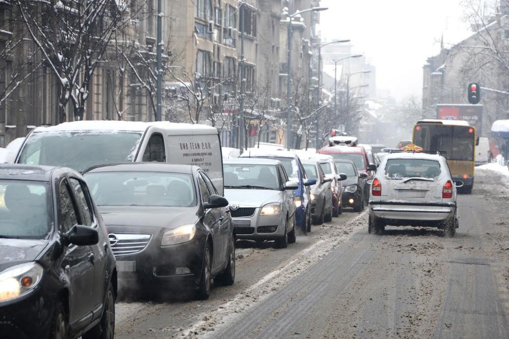 Vozači, oprez za volanom, vetar ponovo stvara nanose snega!