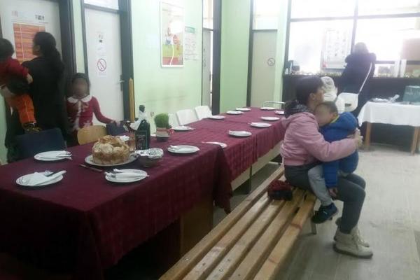 SKANDAL U NIŠKOM DOMU ZDRAVLJA: Pacijenti čekali pregled za slavskim stolom u ambulanti! (FOTO)